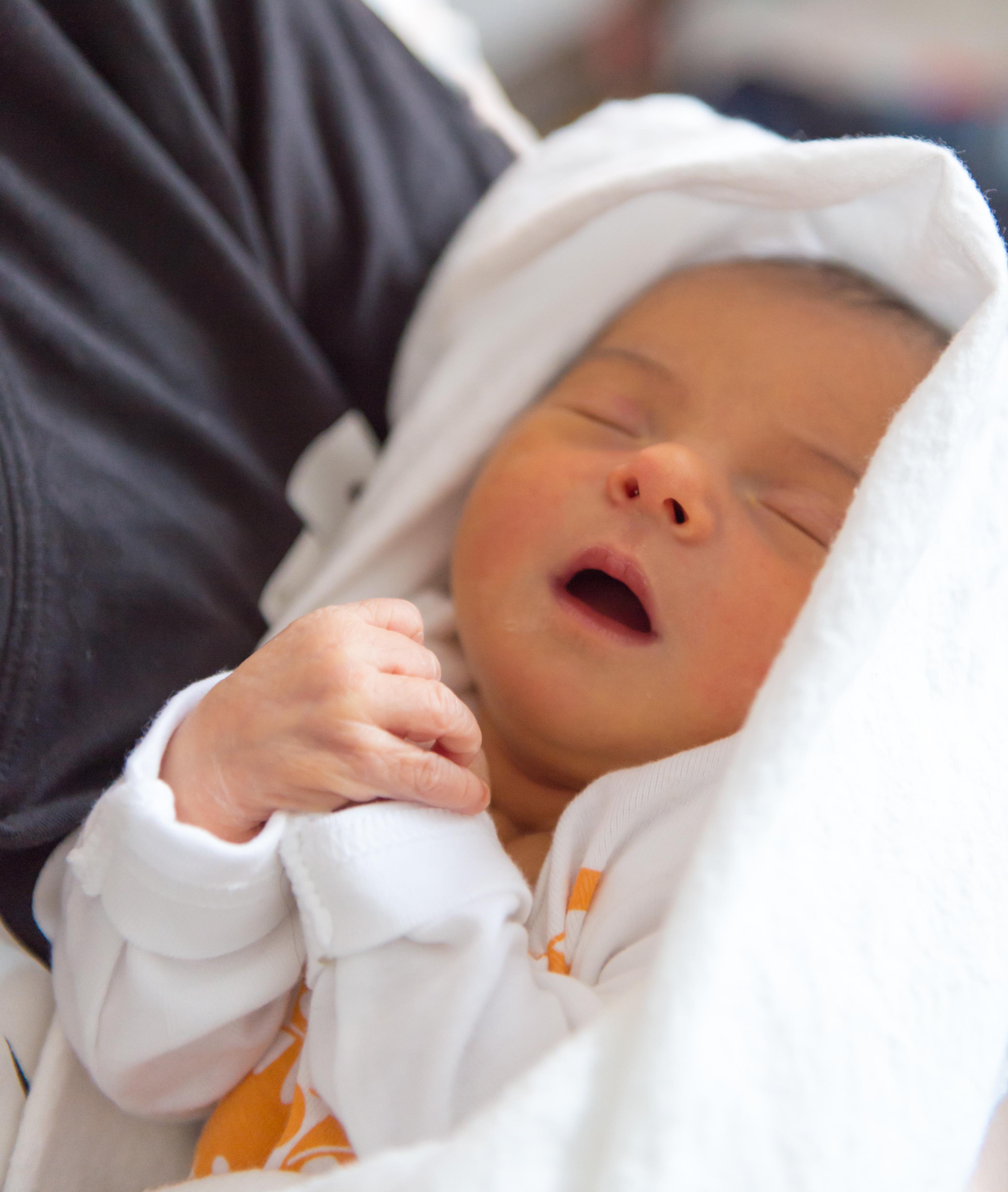 Det er slitsomt &aring; ha bes&oslash;k. Etter en halv time med sosial omgang, sovner Linn&eacute;a igjen, trygt i mammas fang. 